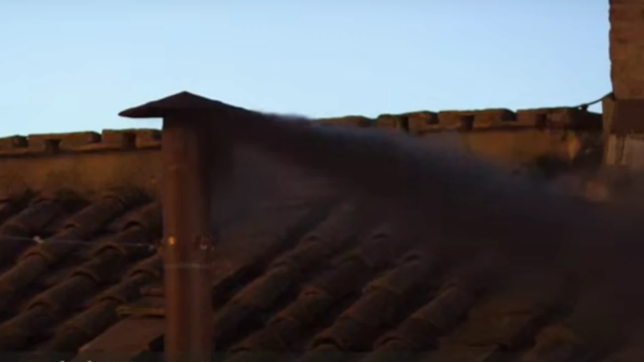 ¡No hubo decisión en el primer día del Cónclave! Hubo humo negro en el Vaticano