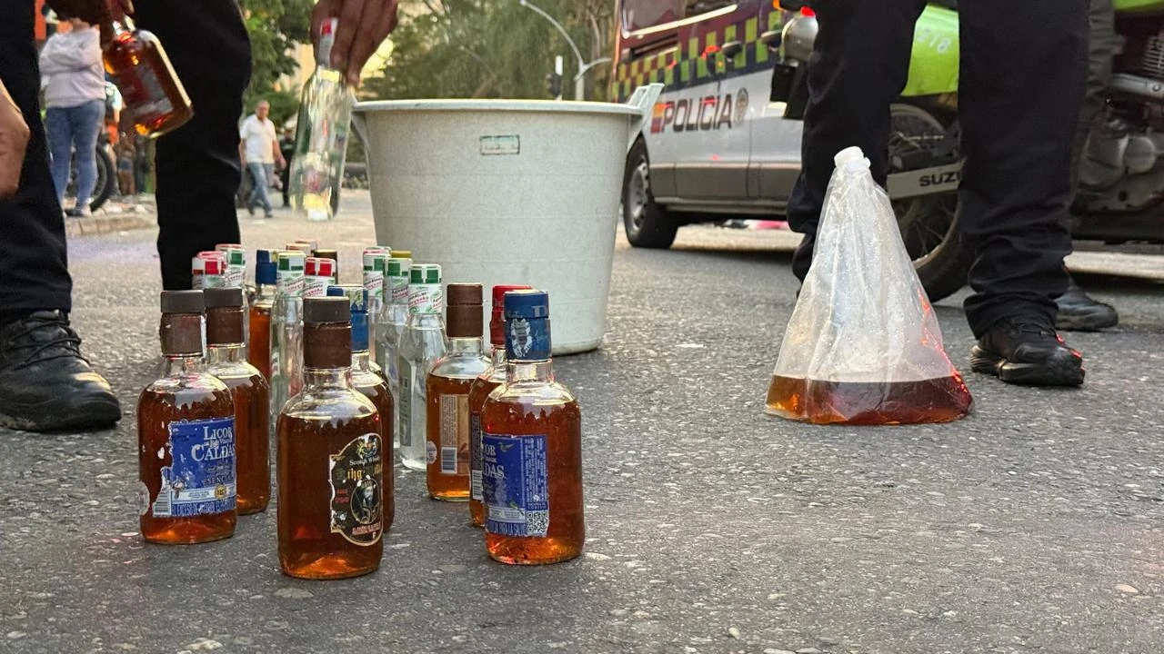 Operativo en La Candelaria, Medellín, deja 11 establecimientos suspendidos, 140 armas y licor adulterado incautados 2 intervencion-centro-medellin-capturas-incuatacionarmas-droga-licor