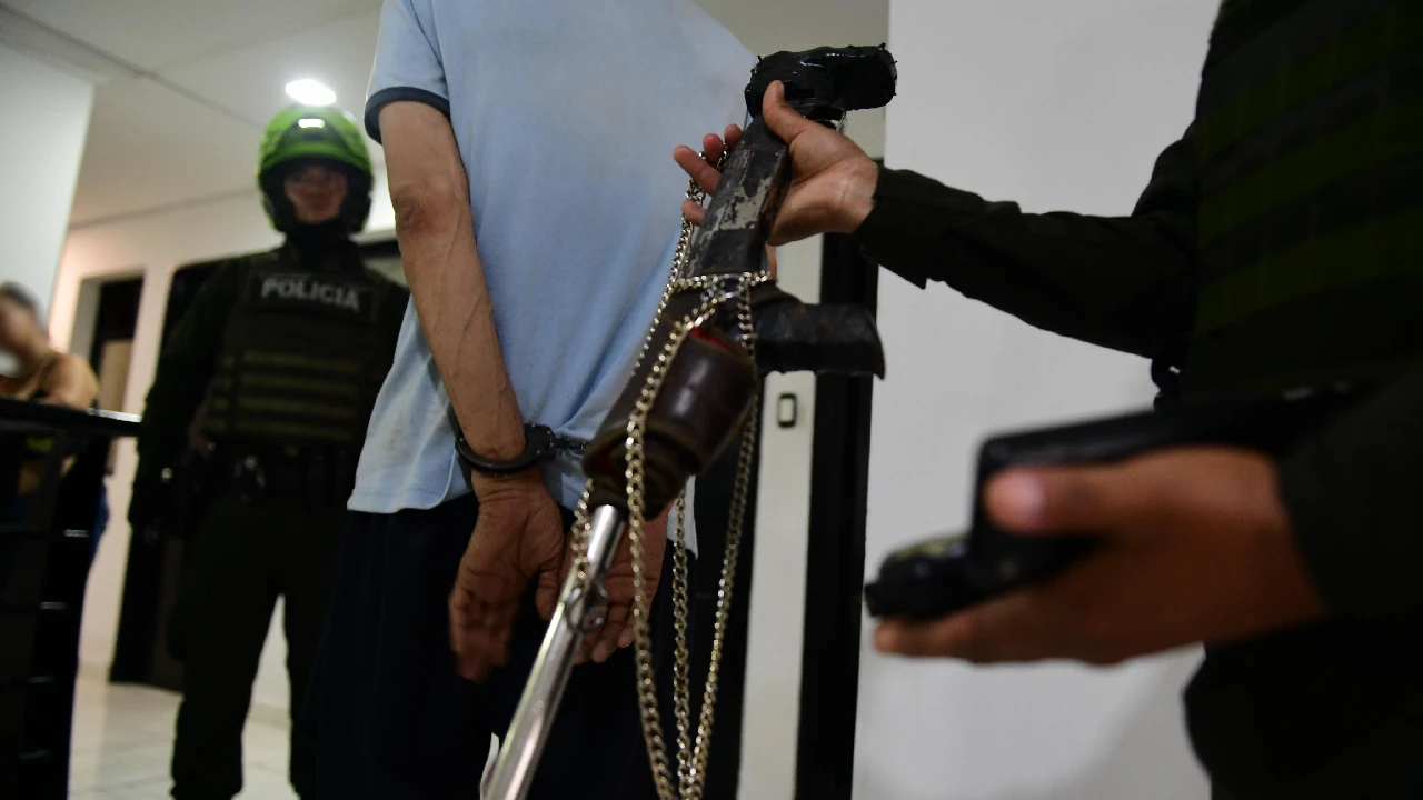 Operativo en La Candelaria, Medellín, deja 11 establecimientos suspendidos, 140 armas y licor adulterado incautados operativo-intervencion-centro-medellin-capturas-incuatacion-licor1