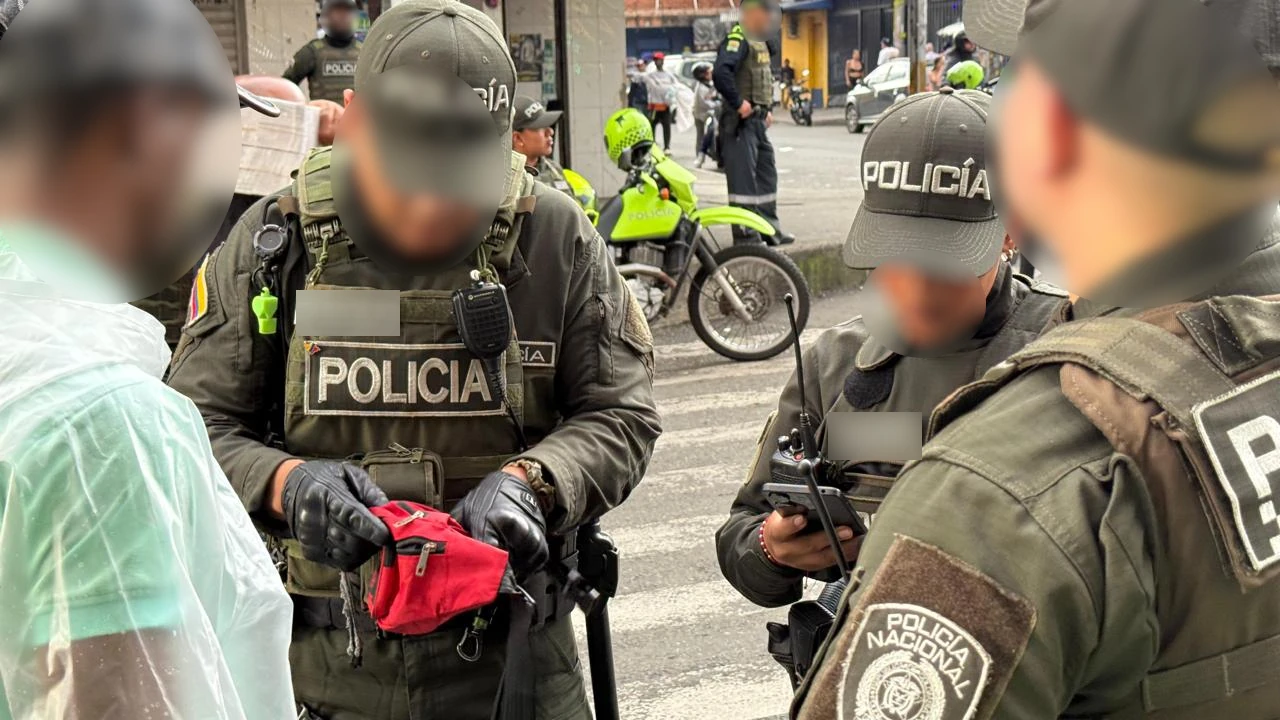 Operativo en La Candelaria, Medellín, deja 11 establecimientos suspendidos, 140 armas y licor adulterado incautados 1 intervencion-centro-medellin-capturas-incuatacionarmas-droga-licor4