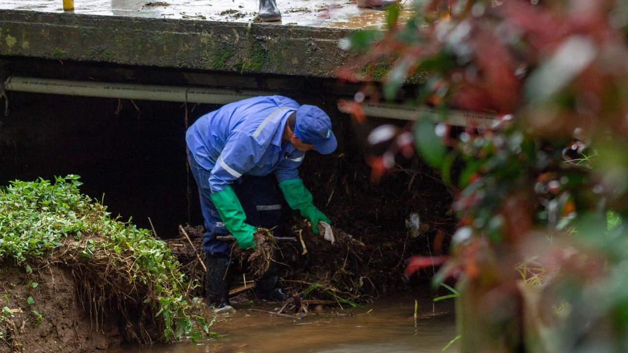 En el municipio de La Ceja intensifican labores de limpieza para prevenir riesgos por lluvias 1 limpieza-puentes-zonas-laceja-evitar-emergencias-temporada-lluvias1