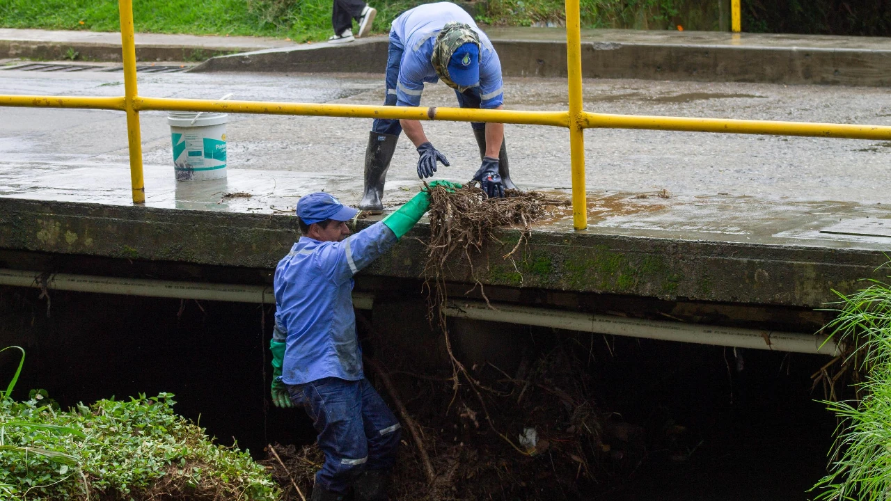 En el municipio de La Ceja intensifican labores de limpieza para prevenir riesgos por lluvias 3 limpieza-puentes-zonas-laceja-evitar-emergencias-temporada-lluvias2