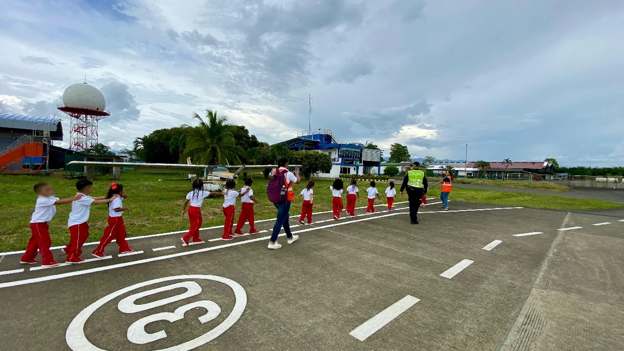 niños-escuela-apartado-viven-experiencia-aerea-aeropuerto-carepa4