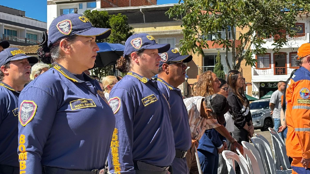 nuevo-vehiculo-cisterna-bomberos-elsantuario-fortalece