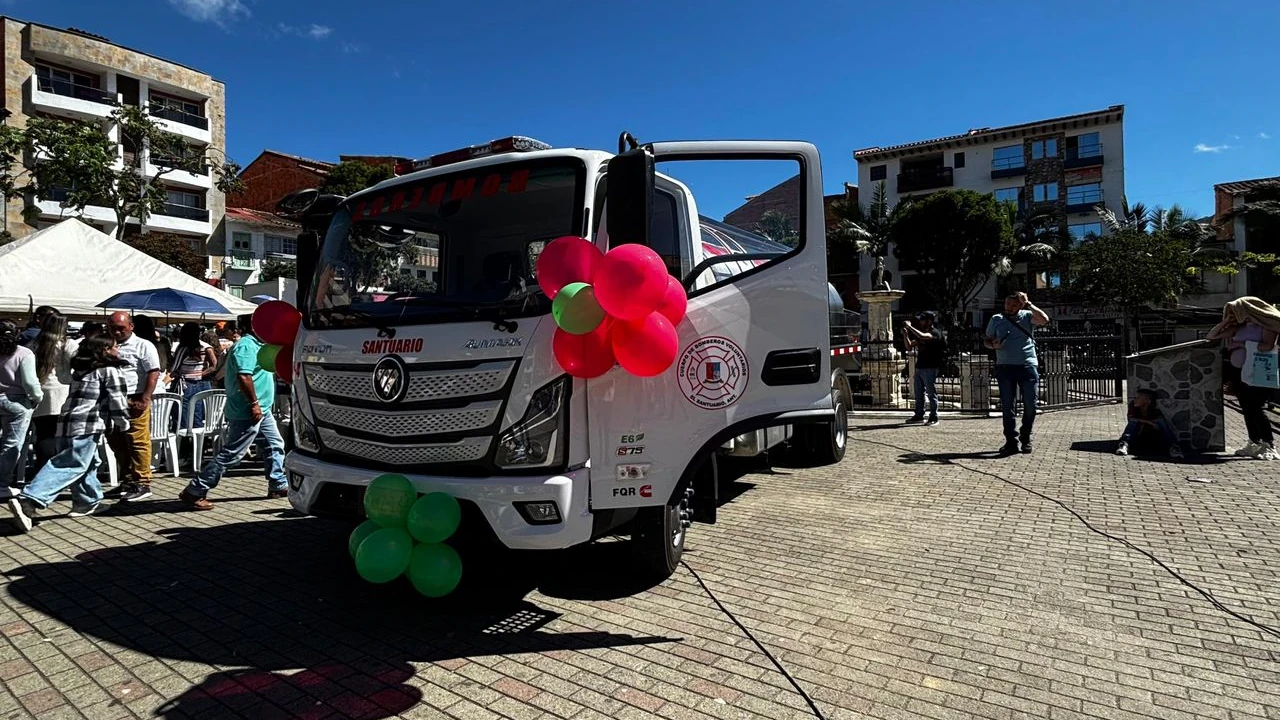 nuevo-vehiculo-cisterna-bomberos-elsantuario-fortalece1