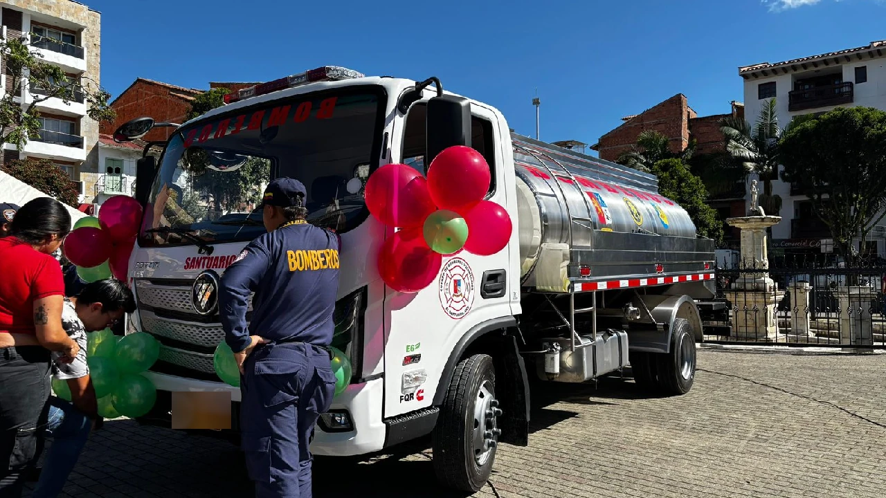 nuevo-vehiculo-cisterna-bomberos-elsantuario-fortalece2