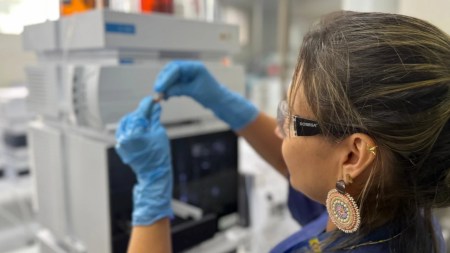 equipo-forense-medellin-análisis toxicológicos-cromatografo-Medicina Legal