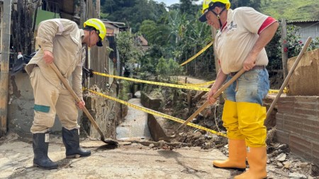 Medellín ha retirado más de 10.000 metros cúbicos de residuos de las quebradas para prevenir emergencias recoleccion-escombros-medellin-emergencias-temporada-lluvias2