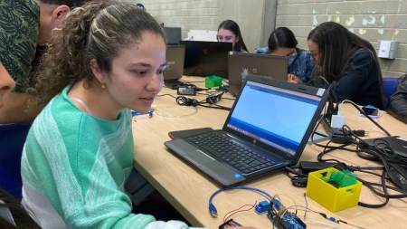 ¡No se lo pierda! Medellín celebra la Semana del Internet con 70 actividades gratuitas en sus bibliotecas semana-internet-medellin-comunas-digital-computadores