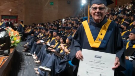 A los 77 años Hernán Moreno obtiene su título como ingeniero matemático en la Universidad EAFIT de Medellín