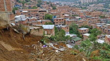 Alcaldía de Medellín refuerza presencia en Villatina tras nuevos movimientos en masa