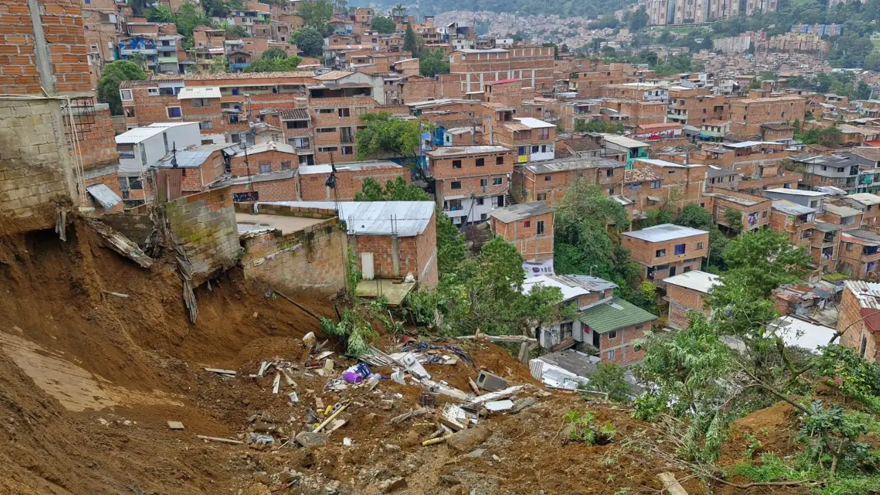 Alcaldía de Medellín refuerza presencia en Villatina tras nuevos movimientos en masa