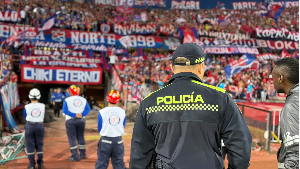 Casi mil policías custodiarán el Atanasio Girardot en la final del fútbol profesional colombiano Casi mil policías custodiarán el Atanasio Girardot en la final del fútbol profesional colombiano