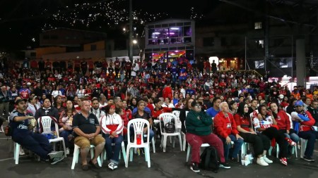 Cerca de ocho mil personas vivieron el partido de ida de la final del fútbol colombiano en pantallas gigantes en Medellín Cerca de ocho mil personas vivieron el partido de ida de la final del fútbol colombiano en pantallas gigantes en Medellín