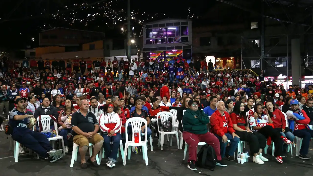Cerca de ocho mil personas vivieron el partido de ida de la final del fútbol colombiano en pantallas gigantes en Medellín