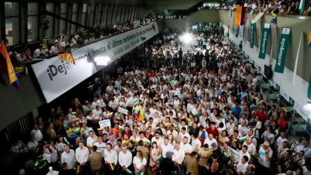 Ciudadanos se unieron en oración en la Gobernación de Antioquia por la salud de Miguel Uribe Turbay