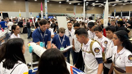 Cohete creado por estudiantes de la UdeA participa en competencia mundial en Texas Cohete creado por estudiantes de la UdeA participa en competencia mundial en Tex