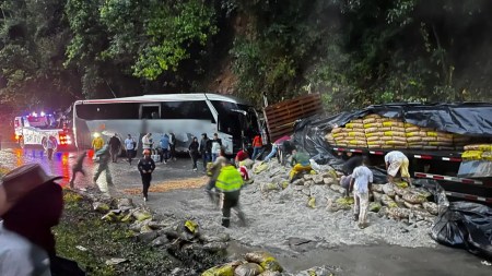 Conductor murió tras colisión entre bus y tractocamión en la vía Medellín Bogotá