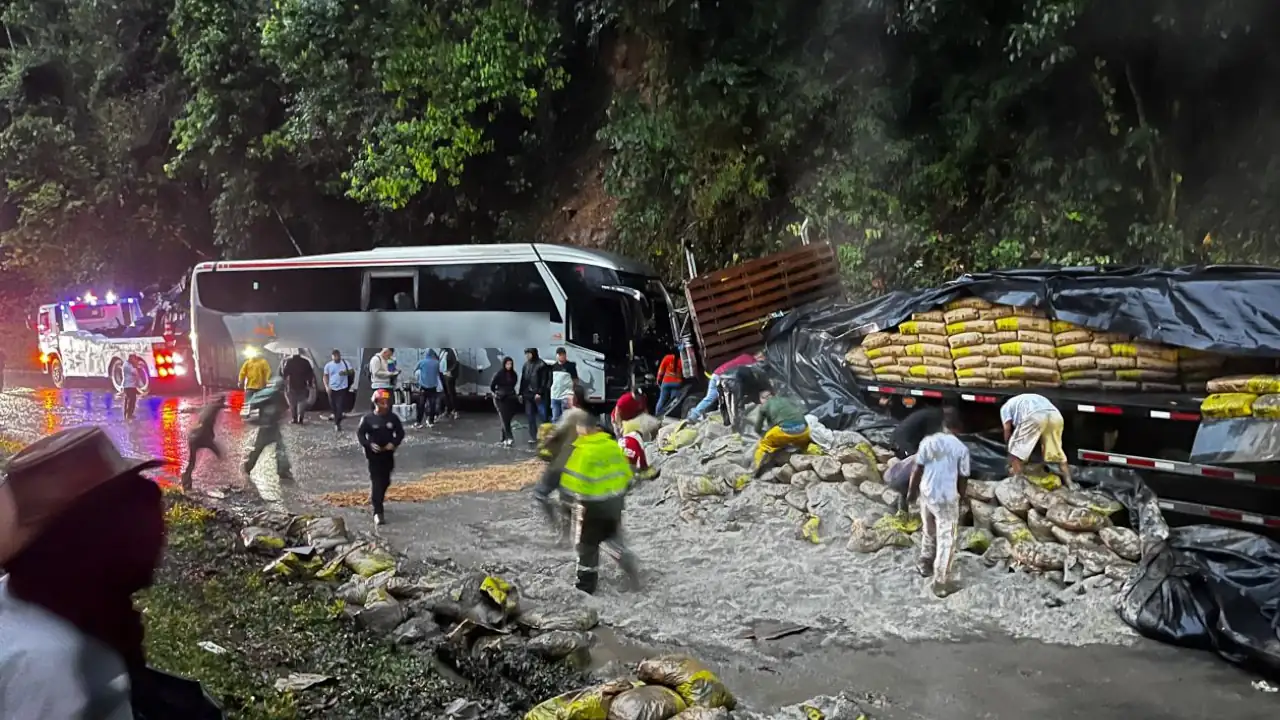 Conductor murió tras colisión entre bus y tractocamión en la vía Medellín Bogotá