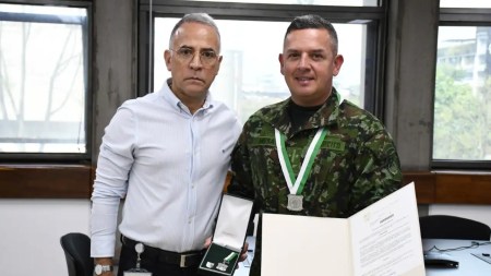 Gobernación de Antioquia condecora con la medalla Atanasio Girardot a oficial del Ejército en Medellín