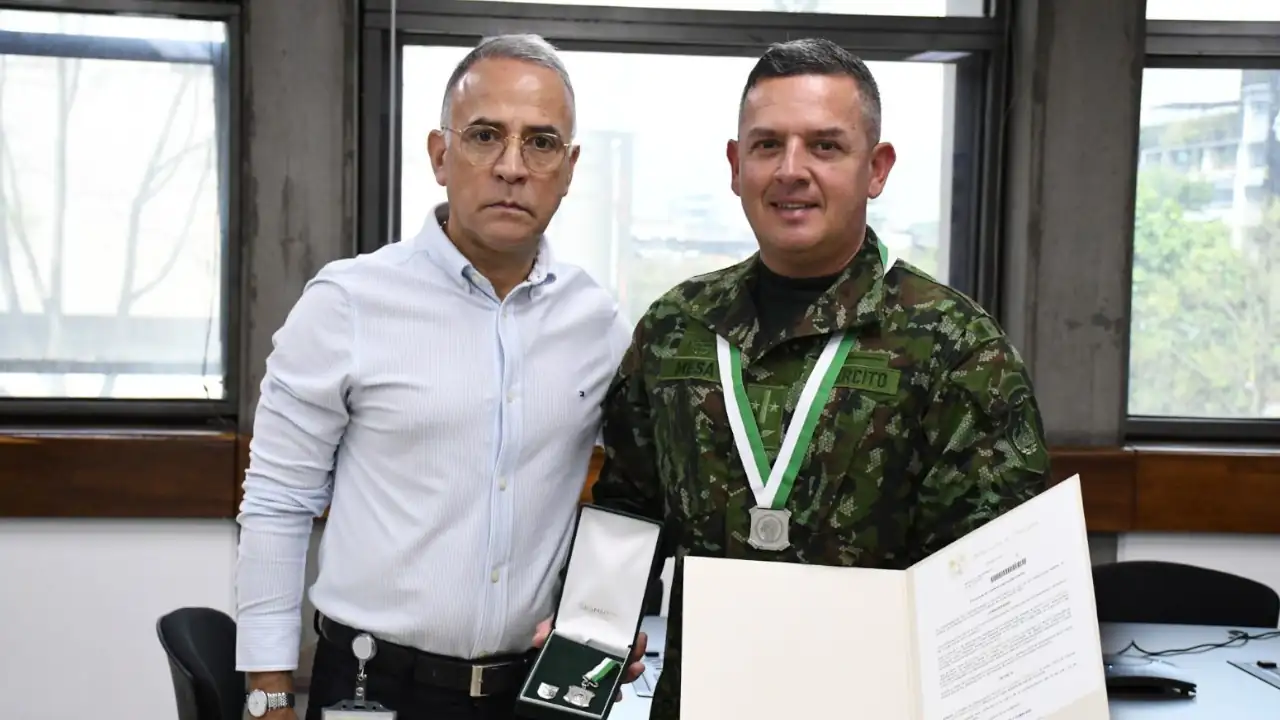 Gobernación de Antioquia condecora con la medalla Atanasio Girardot a oficial del Ejército en Medellín Gobernación de Antioquia condecora con la medalla Atanasio Girardot a oficial del Ejército en Medellín