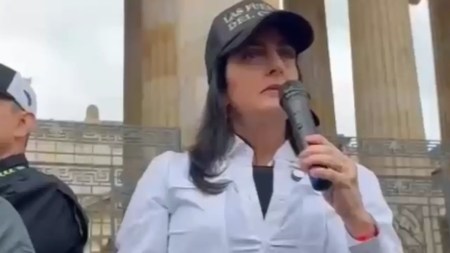 “Colombia no es de Petro”: María Fernanda Cabal se pronuncia ante multitud en la Plaza de Bolívar “Colombia no es de Petro”: María Fernanda Cabal se pronuncia ante multitud en la Plaza de Bolívar