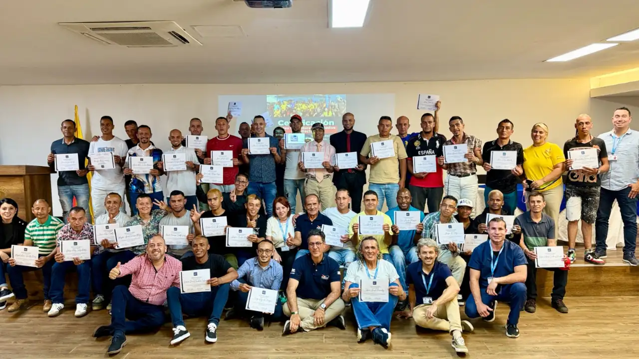Más de 200 exhabitantes de calle reciben certificación como pintores tras proceso de resocialización en Medellín
