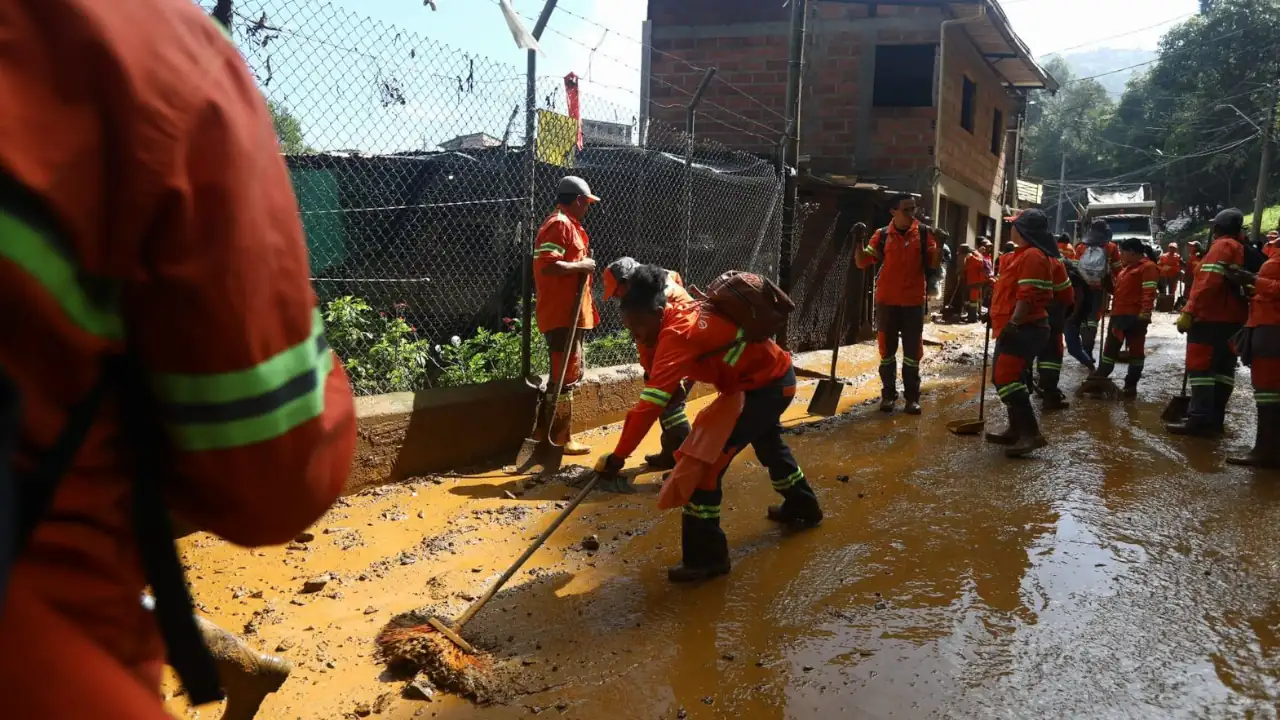 Más de 400 funcionarios trabajan en zona afectada de Santo Domingo Savio tras las lluvias
