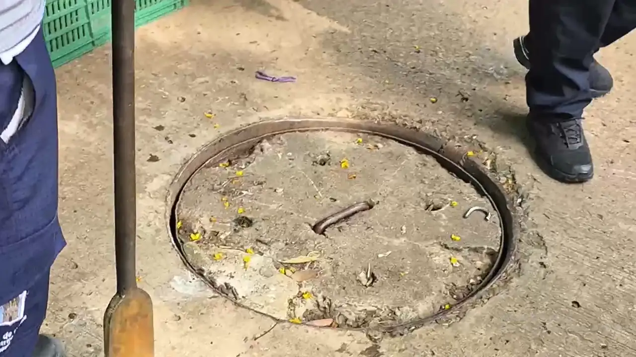 Policía descubre escondite de mercancía en una alcantarilla del centro de Medellín