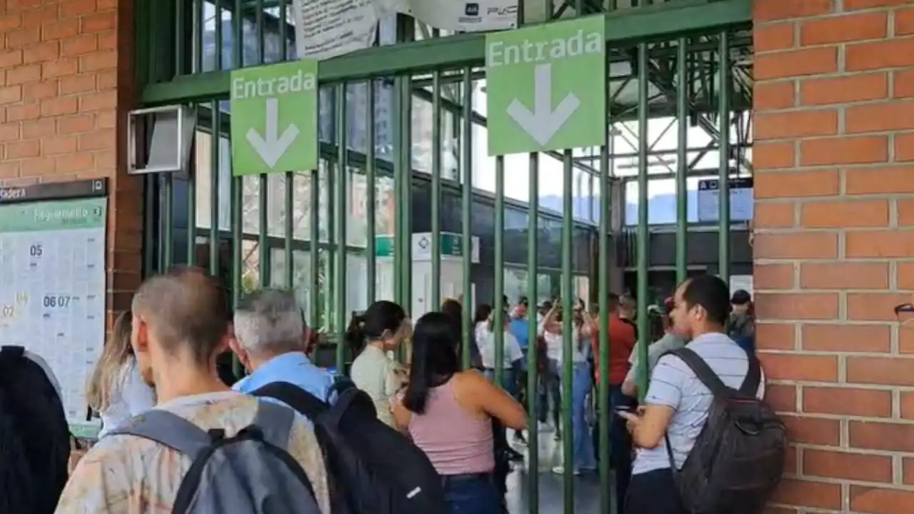 Por rescate de perrito en la vía, el Metro de Medellín detuvo su recorrido en algunas estaciones de la línea A