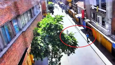 Robaron a un turista peruano y no alcanzaron a esconderse; la Policía los capturó