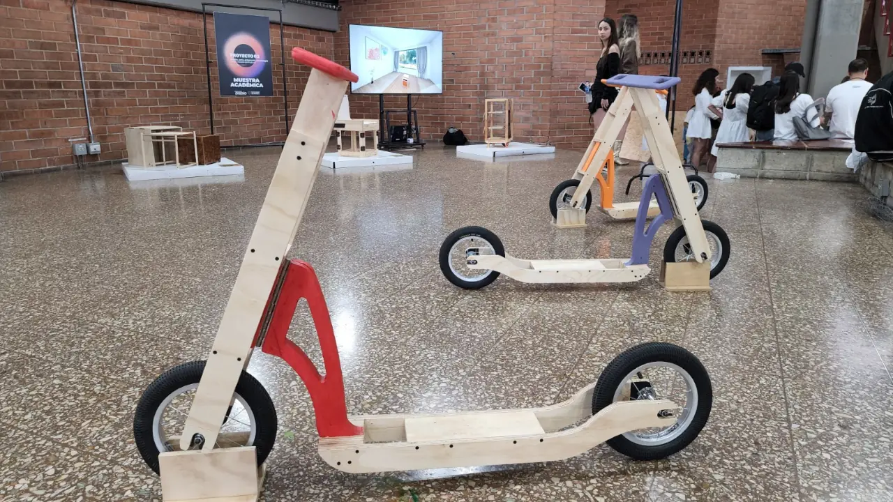 Universitarios de Medellín diseñan prototipos de monopatines hechos en madera de pino