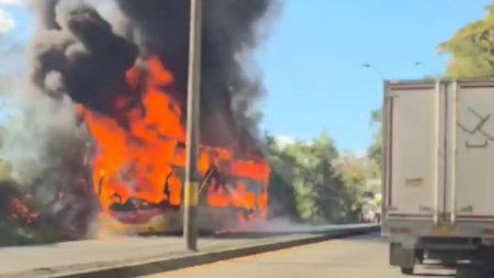 ¡Atención! Bus se incendió en la autopista Medellín–Bogotá, a la altura de Copacabana ¡Atención! Bus se incendió en la autopista Medellín–Bogotá, a la altura de Copacabana
