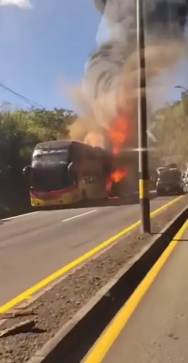 ¡Atención! Bus se incendió en la autopista Medellín–Bogotá, a la altura de Copacabana