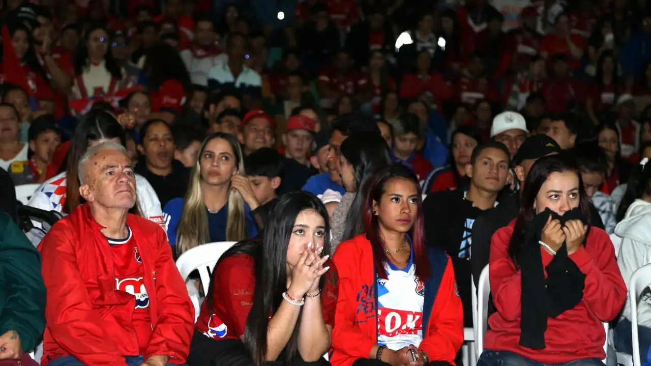 Cerca de ocho mil personas vivieron el partido de ida de la final del fútbol colombiano en pantallas gigantes en Medellín
