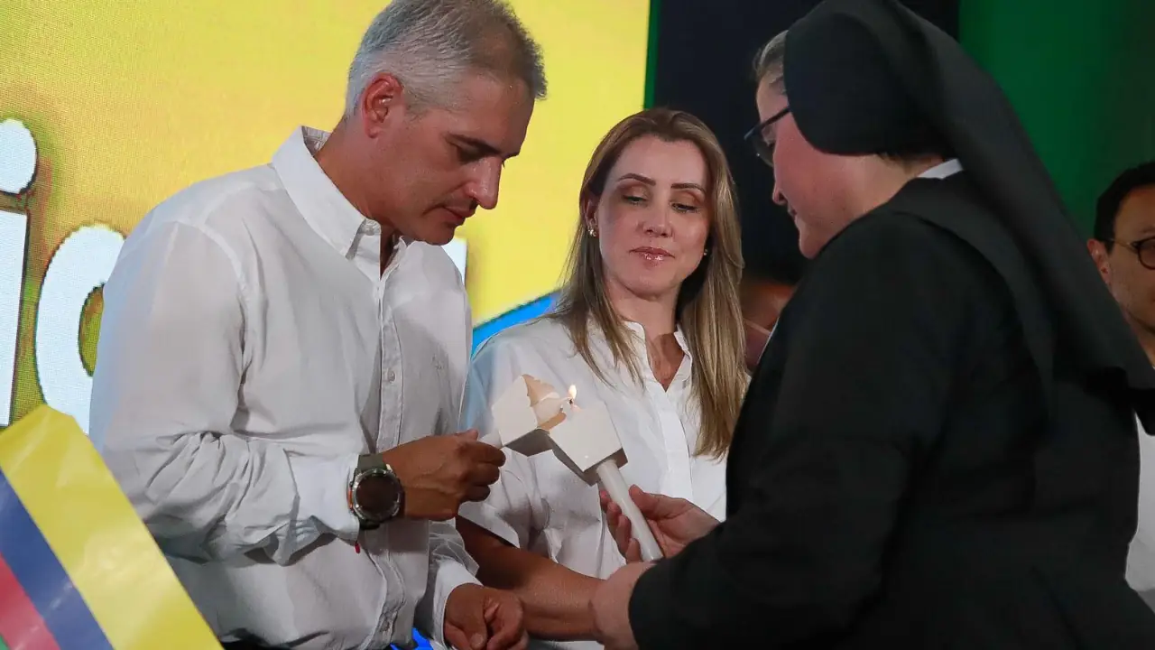 Ciudadanos se unieron en oración en la Gobernación de Antioquia por la salud de Miguel Uribe Turbay