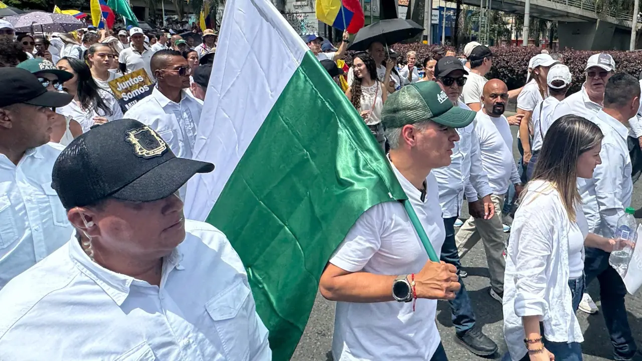 “Estamos en la Marcha del Silencio, elevando oraciones”, Gobernador en medio de la manifestación por la salud de Miguel Uribe en Medellín