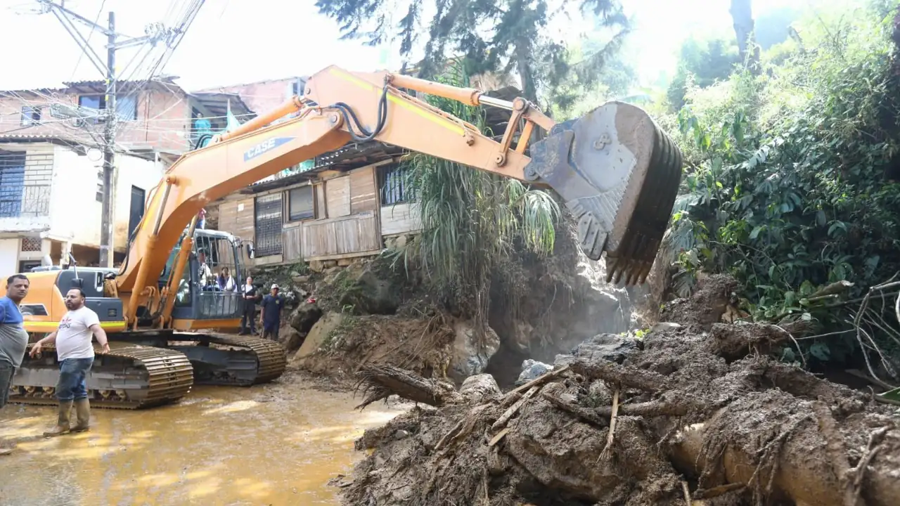 Más de 400 funcionarios trabajan en zona afectada de Santo Domingo Savio tras las lluvias