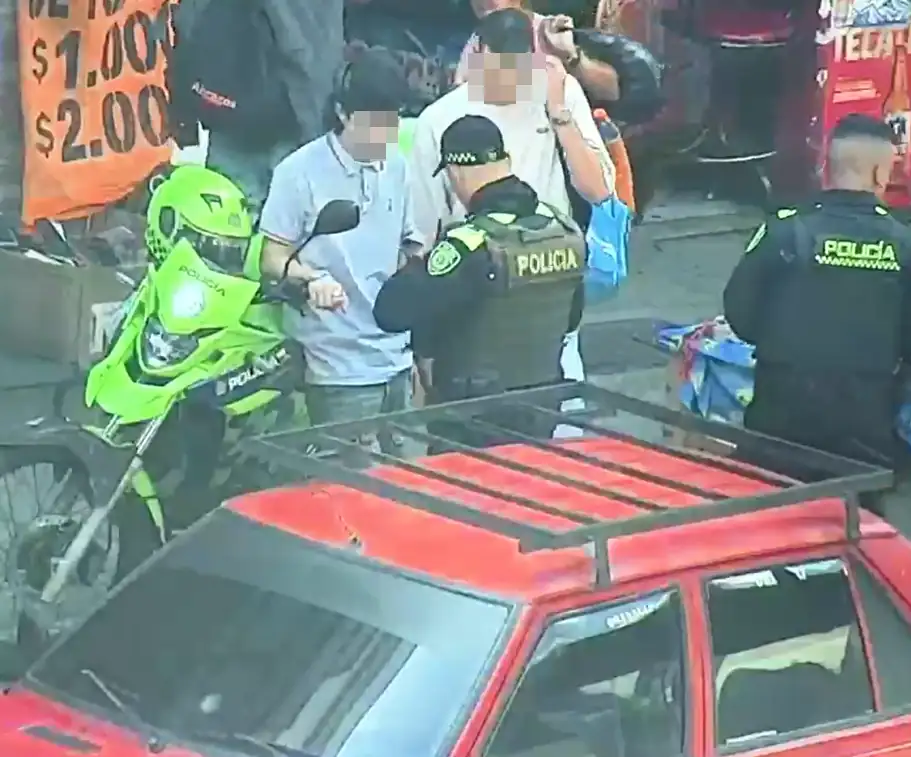 Robaron a un turista peruano y no alcanzaron a esconderse; la Policía los capturó