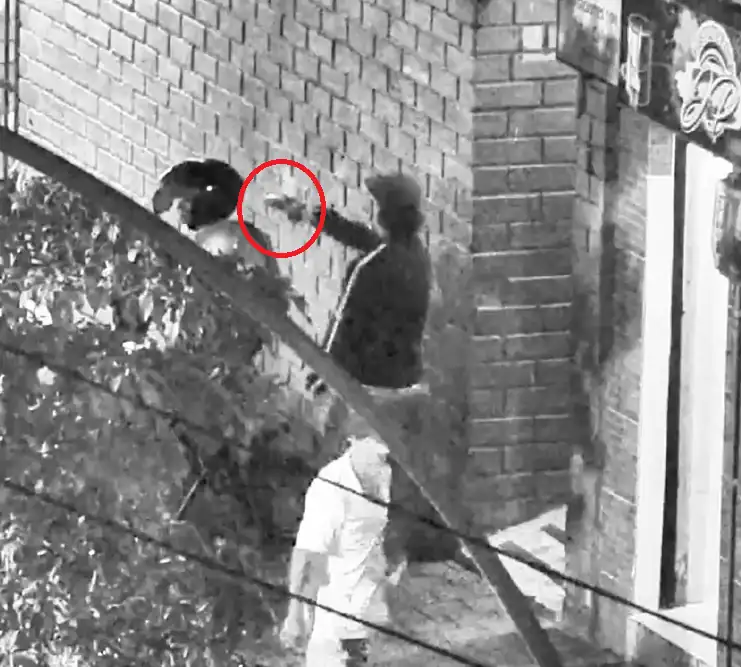 Tres hombres fueron sorprendidos manipulando pistolas en el centro de Medellín