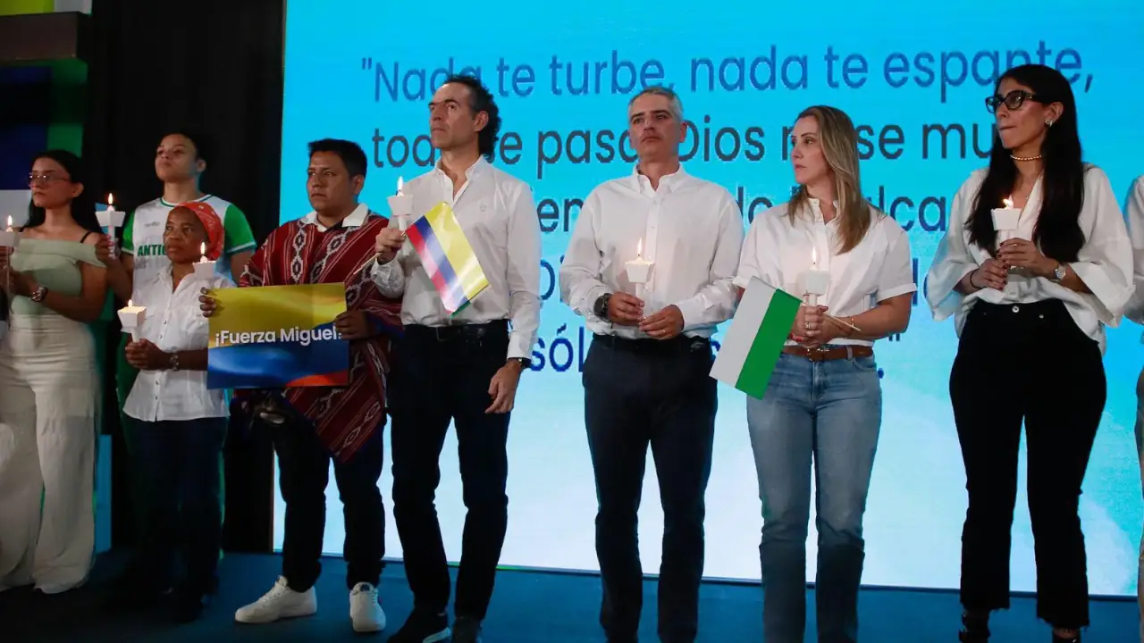 Ciudadanos se unieron en oración en la Gobernación de Antioquia por la salud de Miguel Uribe Turbay