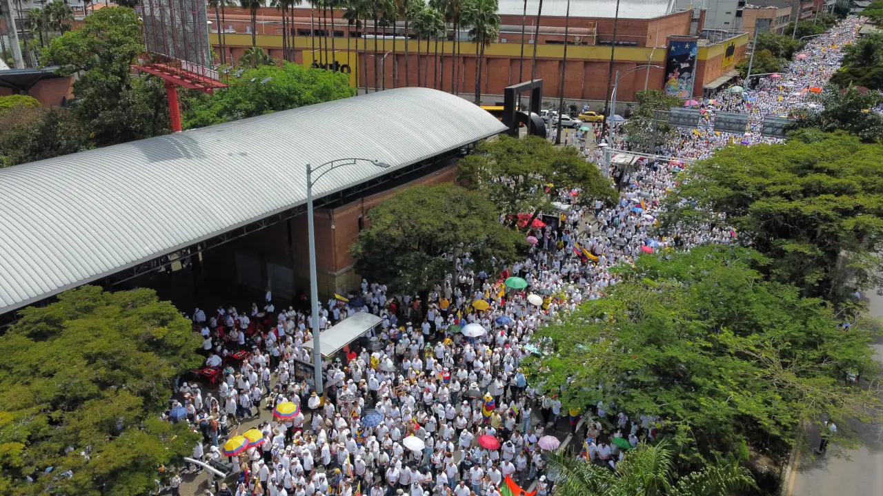 “Estamos en la Marcha del Silencio, elevando oraciones”, Gobernador en medio de la manifestación por la salud de Miguel Uribe en Medellín