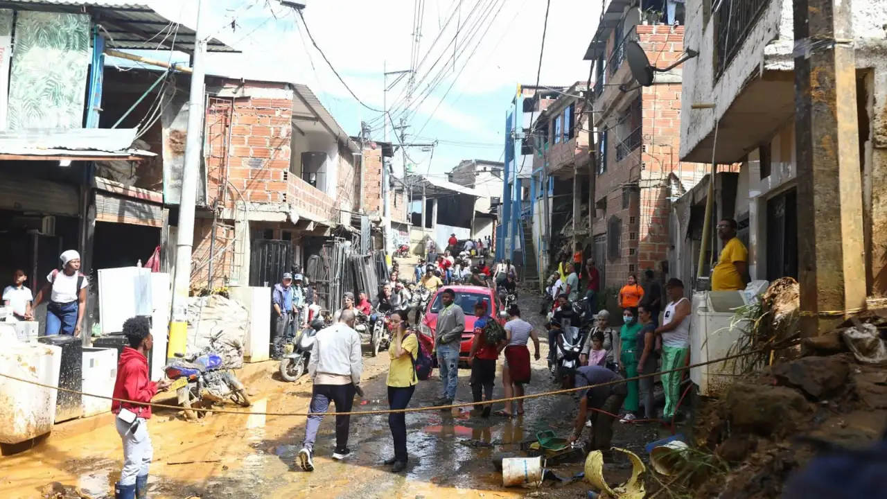 Más de 400 funcionarios trabajan en zona afectada de Santo Domingo Savio tras las lluvias