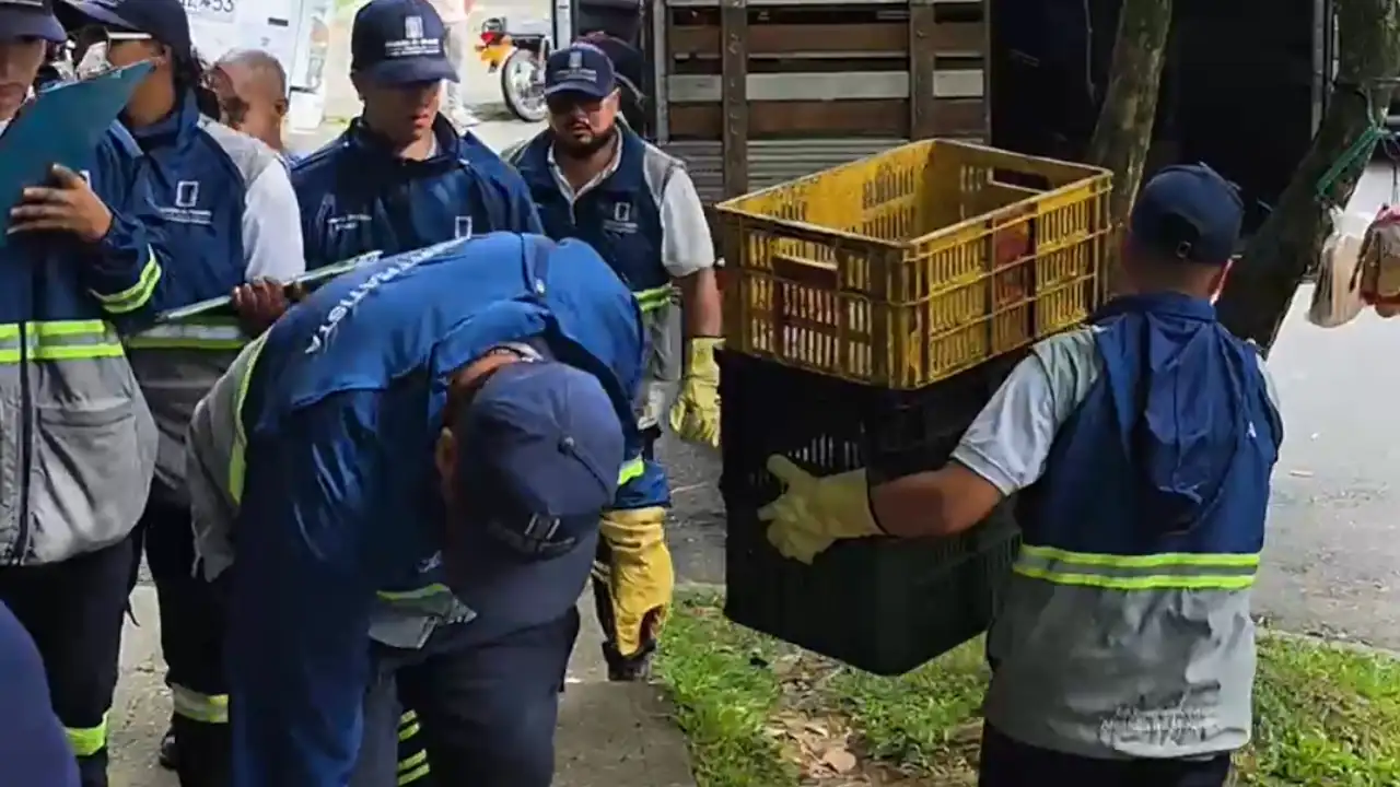 Policía descubre escondite de mercancía en una alcantarilla del centro de Medellín