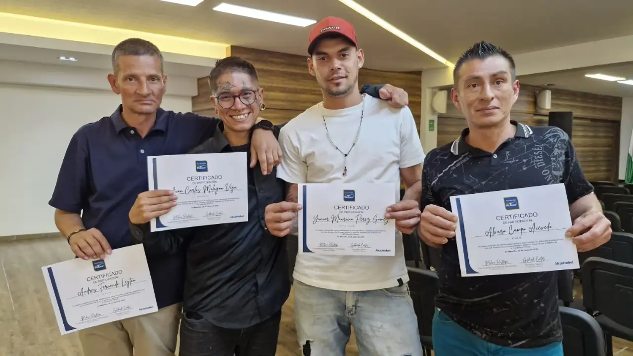 Más de 200 exhabitantes de calle reciben certificación como pintores tras proceso de resocialización en Medellín