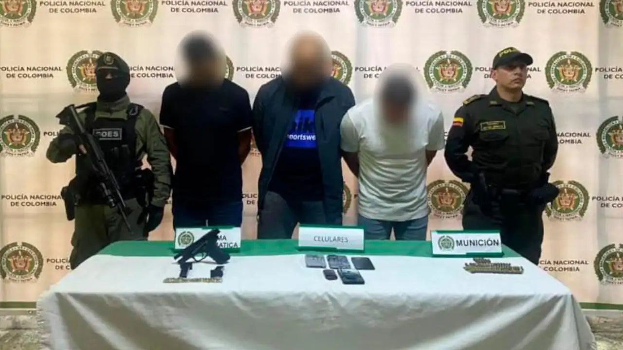 Capturan a tres hombres que estarían distribuyendo armas ilegales en diferentes barrios de Medellín Capturan a tres hombres que estarían distribuyendo armas ilegales en diferentes barrios de Medellín