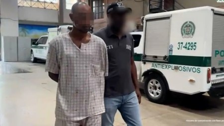 Falso sacerdote capturado en Medellín por presuntamente estafar a más de 200 personas con falsas ofertas de empleo