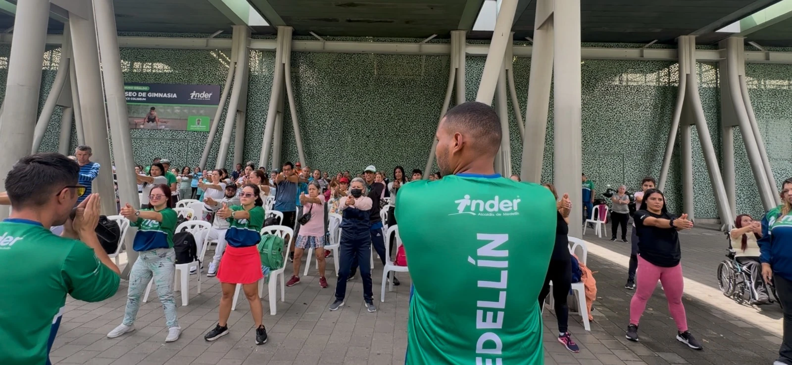 Robinson rompió barreras: primer formador profesional sordo del Inder acompaña procesos de promoción en actividad física 1 Formador profesional sordo