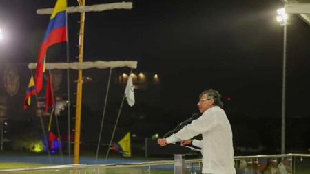 Gobierno insiste en que fallo judicial respalda su derecho a convocar consulta, pero senador lo contradice