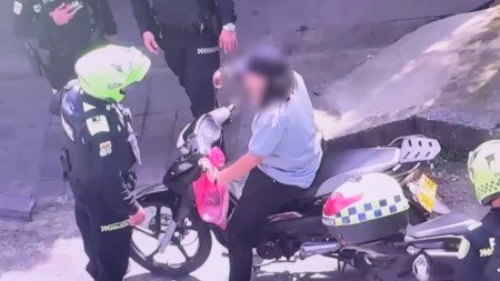 ¡Qué belleza! Capturan en Aranjuez a mujer que iba manejando muy relajada una moto reportada como robada HurtodeMoto